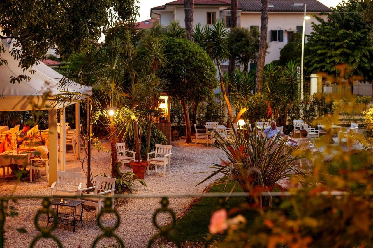 Hotel Club I Pini - Residenza D'Epoca In Versilia ليدو دي كامايوري المظهر الخارجي الصورة